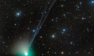 Comet C/2022 E3 (ZTF) showing its green glow and three blue ion tails. Image Credit: Jose Francisco Hernández
